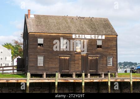 Historisches Sail Loft-Gebäude, auch bekannt als Pedrick Store House am Hafen an der Salem Maritime National Historic Site auf Derby Wharf Stockfoto