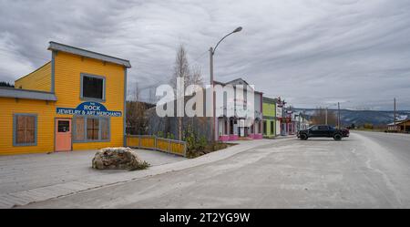 Dawson City, Yukon, Kanada – 5. Oktober 2023: Außenansicht des Rock und anderer Händler an der Front Street Stockfoto