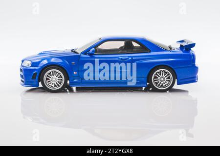Fast&Furious Nissan Skyline GT-R R34 1:43 Modellauto, Seitenansicht, weißer Hintergrund mit Reflexion Stockfoto