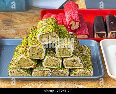 Traditionelle süße Desserts aus dem Nahen Osten und aus Arabien werden am Marktstand im Freien verkauft Stockfoto
