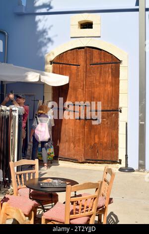 Paphos, Zypern - 27. September 2023: Unbekannte Touristen und Souvenirladen in der Altstadt Stockfoto