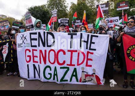 Beenden Sie das Banner des Völkermords im Gazastreifen bei einem Protest gegen das freie Palästina in London nach der Eskalation des Konflikts in Israel und Gaza Stockfoto