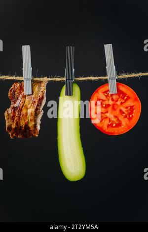 Shawarma-Zutaten, die an der Luft hängen: Rindfleisch, Salat, Zwiebeln, Tomaten, Käse Stockfoto
