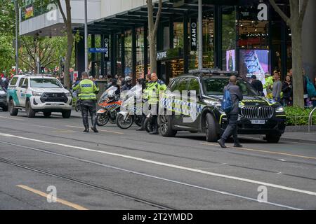 22. Oktober 2023, Melbourne Victoria Australia, Polo PPolice Präsenz auf Swanston Controling Traffic, Street Melbourne Victoria Australia Credit PjHickox/Alamy Live News Stockfoto