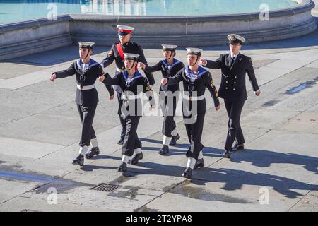 London , Vereinigtes Königreich 22. Oktober 2023. Seekadetten nehmen am Trafalgar Day an der Feier des Sieges der Royal Navy unter dem Kommando von Vizeadmiral Horatio Nelson über die französische und die spanische Flotte in der Schlacht von Trafalgar am 21. Oktober 1805 Teil. Credit amer ghazzal/Alamy Live News Stockfoto