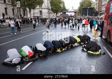 London, Großbritannien. Oktober 2023. Eine Gruppe von Demonstranten wird nach dem marsch in Westminster beten gesehen. Nach dem ersten märz am 7. Oktober nahmen etwa 100.000 pro-palästinensische Demonstranten, die von der Metropolitanpolizei angeklagt wurden, an einem marsch in Zentral-London Teil, um Solidarität mit Palästinensern zu zeigen und ein Ende der israelischen Bombardierung des Gazastreifens zu fordern. Die Demonstranten versammelten sich in Marble Arch und marschierten hinunter zum Parlamentsplatz. Quelle: SOPA Images Limited/Alamy Live News Stockfoto