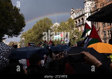 London, Großbritannien. Oktober 2023. Der marsch endete in Westminster mit einer Versammlung der Demonstranten, ein Regenbogen erschien am Himmel nach dem Regen. Nach dem ersten märz am 7. Oktober nahmen etwa 100.000 pro-palästinensische Demonstranten, die von der Metropolitanpolizei angeklagt wurden, an einem marsch in Zentral-London Teil, um Solidarität mit Palästinensern zu zeigen und ein Ende der israelischen Bombardierung des Gazastreifens zu fordern. Die Demonstranten versammelten sich in Marble Arch und marschierten hinunter zum Parlamentsplatz. (Foto: Daniel Lai/SOPA Images/SIPA USA) Credit: SIPA USA/Alamy Live News Stockfoto