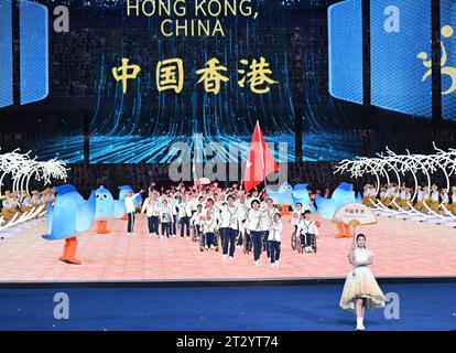 Während der Eröffnungszeremonie der 4. Asiatischen Para-Spiele in Hangzhou in der ostchinesischen Provinz Zhejiang ziehen Sie in das Stadion des Olympischen Sportzentrums von Hangzhou ein. Oktober 2023. Die Delegation von Hongkong, China parade in das Stadion des Olympischen Sportzentrums von Hangzhou während der Eröffnungszeremonie der 4. Asiatischen Para-Spiele in Hangzhou, der ostchinesischen Provinz Zhejiang, am 22. Oktober 2023. Quelle: Cai Yang/Xinhua/Alamy Live News Stockfoto