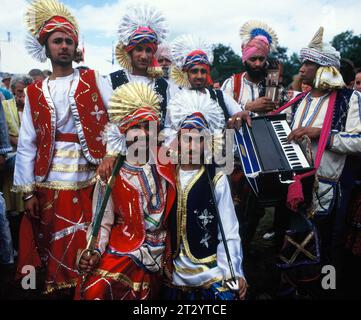 Indien. Neu-Delhi. Karneval. Außenporträt männlicher Hochzeitsgruppe in traditionellen Trachten. Stockfoto