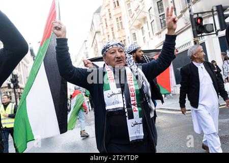 London, Großbritannien. Oktober 2023. Während der Demonstration wird ein Demonstrant mit palästinensischer Flagge marschiert. Nach dem ersten märz am 7. Oktober nahmen etwa 100.000 pro-palästinensische Demonstranten, die von der Metropolitanpolizei angeklagt wurden, an einem marsch in Zentral-London Teil, um Solidarität mit Palästinensern zu zeigen und ein Ende der israelischen Bombardierung des Gazastreifens zu fordern. Die Demonstranten versammelten sich in Marble Arch und marschierten hinunter zum Parlamentsplatz. (Foto: Daniel Lai/SOPA Images/SIPA USA) Credit: SIPA USA/Alamy Live News Stockfoto