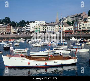 England. Devon. Brixham. Hafenblick mit klassischem Motorboot. Stockfoto