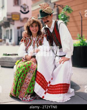 Donaukarneval. Einheimisches Paar in traditioneller Tracht. Stockfoto