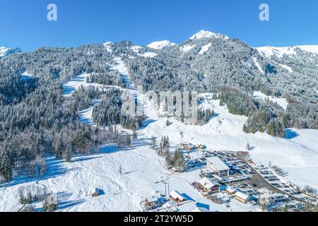 Aus der Vogelperspektive das winterliche Stillachtal rund um das Skigebiet Fellhorn bei Oberstdorf im Oberallgäu Stockfoto