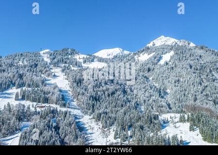 Aus der Vogelperspektive das winterliche Stillachtal rund um das Skigebiet Fellhorn bei Oberstdorf im Oberallgäu Stockfoto