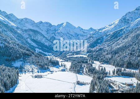 Aus der Vogelperspektive das winterliche Stillachtal rund um das Skigebiet Fellhorn bei Oberstdorf im Oberallgäu Stockfoto