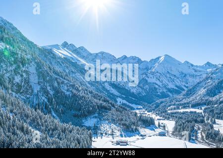 Aus der Vogelperspektive das winterliche Stillachtal rund um das Skigebiet Fellhorn bei Oberstdorf im Oberallgäu Stockfoto