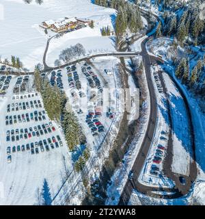 Aus der Vogelperspektive das winterliche Stillachtal rund um das Skigebiet Fellhorn bei Oberstdorf im Oberallgäu Stockfoto