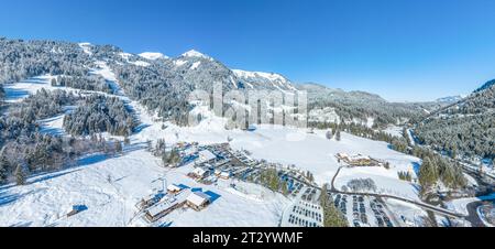 Aus der Vogelperspektive das winterliche Stillachtal rund um das Skigebiet Fellhorn bei Oberstdorf im Oberallgäu Stockfoto