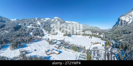 Aus der Vogelperspektive das winterliche Stillachtal rund um das Skigebiet Fellhorn bei Oberstdorf im Oberallgäu Stockfoto