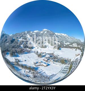 Aus der Vogelperspektive das winterliche Stillachtal rund um das Skigebiet Fellhorn bei Oberstdorf im Oberallgäu Stockfoto