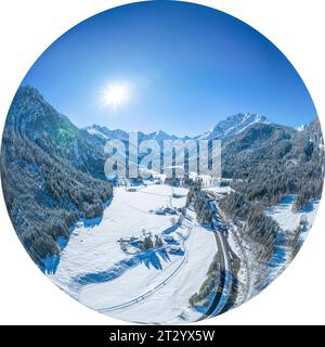 Aus der Vogelperspektive das winterliche Stillachtal rund um das Skigebiet Fellhorn bei Oberstdorf im Oberallgäu Stockfoto