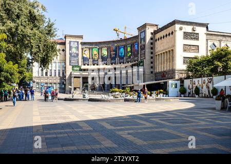 Jerewan, Armenien - 1. Oktober 2023: Charles Aznavour Platz mit Moskauer Kinosaal in der Abovyan Straße im zentralen Stadtteil Kentron der Stadt Jerewan auf s Stockfoto