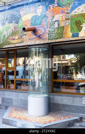 Jerewan, Armenien - 1. Oktober 2023: Außenansicht des Hovhannes Tumanyan Puppentheaters von Jerewan auf der Sajat-Nova Avenue in Jerewan am Herbsttag Stockfoto