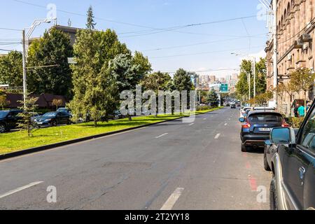 Jerewan, Armenien - 1. Oktober 2023: Blick auf die Sayat-Nova Avenue im Bezirk Kentron der Stadt Jerewan am sonnigen Herbsttag Stockfoto