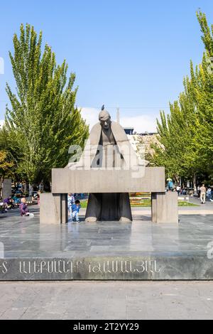 Jerewan, Armenien - 1. Oktober 2023: Alexander Tamanyan Statue auf dem Boulevard in Jerewan an sonnigen Tagen. Sie wurde 1974 vom Bildhauer Hovsepyan errichtet Stockfoto