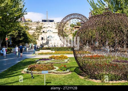 Jerewan, Armenien - 1. Oktober 2023: Grüner Boulevard der Tamanyan-Straße in der Nähe von Kaskadentreppen, dekoriert mit Skulpturen in Jerewan Stadt im sonnigen Herbst Stockfoto