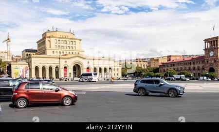 Jerewan, Armenien - 2. Oktober 2023: Blick auf den Platz der Republik im zentralen Stadtteil Kentron der Stadt Jerewan am sonnigen Herbsttag Stockfoto