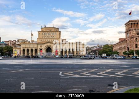 Jerewan, Armenien - 2. Oktober 2023: Blick auf den Platz der Republik mit der Nationalgalerie im zentralen Stadtteil Kentron der Stadt Jerewan am Herbstabend Stockfoto