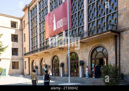 Jerewan, Armenien - 14. September 2023: Menschen in Türen des Staatlichen Konservatoriums Jerewan nach Komitas (staatliche Musikhochschule) in Jerewan Stockfoto