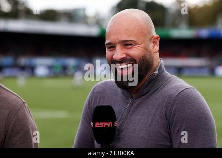 Rotterdam, Niederlande. Oktober 2023. ROTTERDAM, NIEDERLANDE - 22. OKTOBER: ESPN-Analist Ali Boussaboun während des niederländischen Eredivisie-Spiels zwischen Excelsior Rotterdam und PEC Zwolle im Van Donge & de Roo Stadion am 22. Oktober 2023 in Rotterdam, Niederlande. (Foto von Hans van der Valk/Orange Pictures) Credit: Orange Pics BV/Alamy Live News Stockfoto