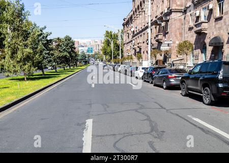Jerewan, Armenien - 14. September 2023: Blick auf die Sajat-Nova Avenue im zentralen Stadtteil Kentron der Stadt Jerewan am sonnigen Herbsttag Stockfoto