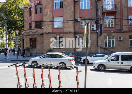 Jerewan, Armenien - 14. September 2023: Elektroroller und Autos auf der Teryan Straße im zentralen Stadtteil Kentron der Stadt Jerewan am sonnigen Herbsttag Stockfoto