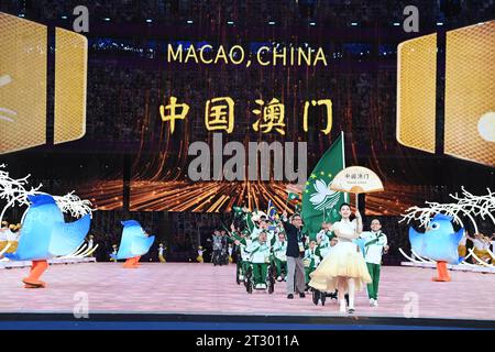 Während der Eröffnungszeremonie der 4. Asiatischen Para-Spiele in Hangzhou in der ostchinesischen Provinz Zhejiang ziehen Sie in das Stadion des Olympischen Sportzentrums von Hangzhou ein. Oktober 2023. Während der Eröffnungszeremonie der 4. Asiatischen Para-Spiele in Hangzhou in der ostchinesischen Provinz Zhejiang am 22. Oktober 2023 parade eine Delegation aus Macau in das Stadion des Olympischen Sportzentrums von Hangzhou. Quelle: Jiang Han/Xinhua/Alamy Live News Stockfoto