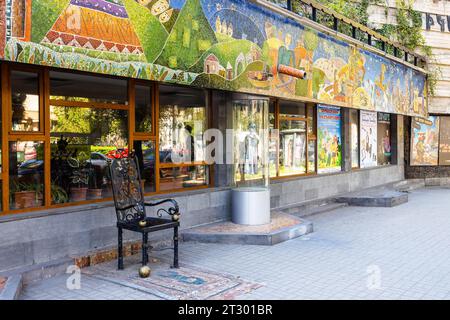Jerewan, Armenien - 14. September 2023: Hovhannes Tumanyan Puppentheater von Jerewan auf der Sayat-Nova Avenue in Jerewan am Herbsttag Stockfoto