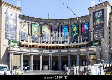 Jerewan, Armenien - 14. September 2023: Moskauer Kinosaal auf dem Charles-Aznavour-Platz in der Abovyan-Straße im zentralen Stadtteil Kentron der Stadt Jerewan Stockfoto