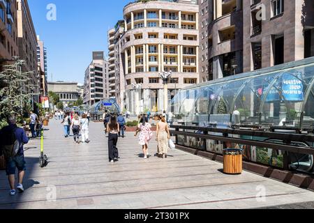 Jerewan, Armenien - 14. September 2023: Blick auf die Fußgängerzone Nördliche Avenue im zentralen Stadtteil Kentron der Stadt Jerewan am sonnigen Herbsttag. Die Gegend war gut Stockfoto