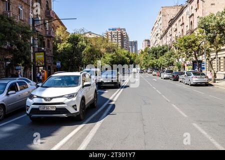 Jerewan, Armenien - 14. September 2023: Blick auf die Sajat-nova Avenue mit Autos im zentralen Stadtteil Kentron der Stadt Jerewan am sonnigen Herbsttag Stockfoto