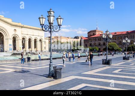 Jerewan, Armenien - 14. September 2023: Platz der Fußgängerzone im zentralen Stadtteil Kentron der Stadt Jerewan am sonnigen Herbsttag Stockfoto