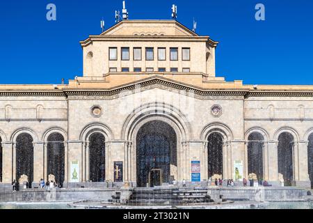 Jerewan, Armenien - 14. September 2023: Vorderansicht des Brunnens und des Geschichtsmuseums von Armenien und der Nationalgalerie von Armenien auf dem Platz der Republik in Cent Stockfoto