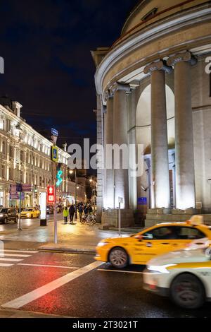 Moskau, Russland - 14. Oktober 2023: Moskauer nächtliches Stadtbild mit Kolonnade auf der Petrovka-Straße Stockfoto