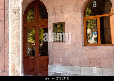 Jerewan, Armenien - 28. September 2023: Eintritt in das Finanzministerium der Republik Armenien im Regierungsgebäude der Stadt Jerewan Stockfoto