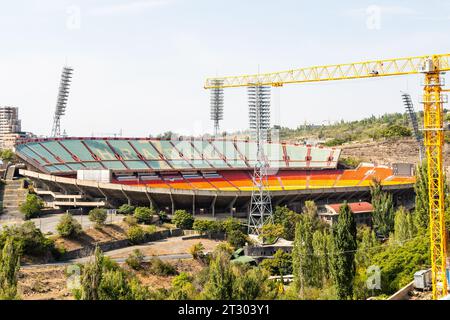 Jerewan, Armenien - 29. September 2023: Blick auf das Hrazdan-Stadion in der Hrazdan-Schlucht im zentralen Stadtteil Kentron der Stadt Jerewan am sonnigen Herbsttag Stockfoto