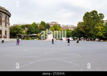 Jerewan, Armenien - 14. September 2023: Blick auf den Freiheitsplatz in der Nähe des Operntheaters Jerewan (Alexander Spendiaryan National Academic Opera and Ballet the) Stockfoto