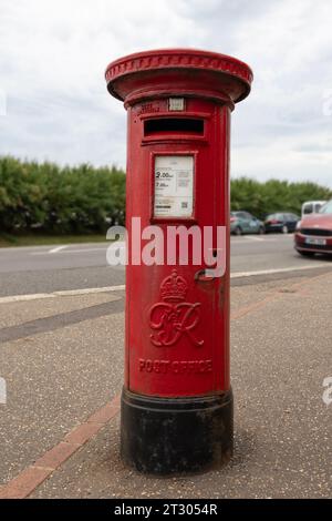 Roter Briefkasten (G VI R) auf der Straße in Worthing, West Sussex Stockfoto
