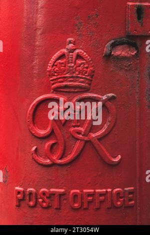 Roter Briefkasten (G VI R) auf der Straße in Worthing, West Sussex Stockfoto