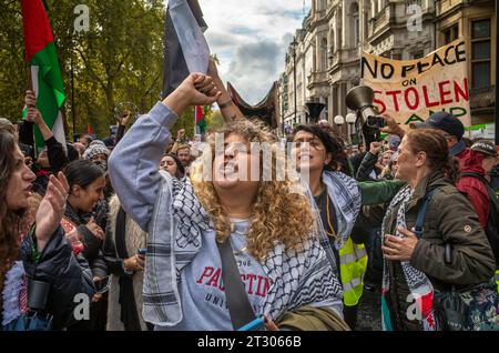 London, Großbritannien. 21. Oktober 2023: Eine muslimische Frau singt Slogans, während sie mit anderen pro-palästinensischen Demonstranten bei einer großen Demonstration gegen israelische Angriffe auf Gaza im Zentrum von London, Großbritannien, marschiert. Stockfoto